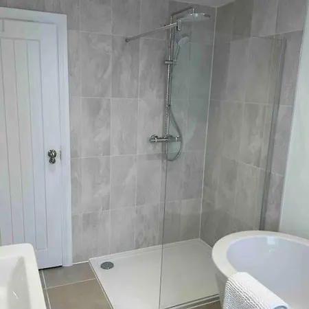 Renovated 3 Bedroom House In Lowton Pennington, Free Parking Leigh  Exterior photo