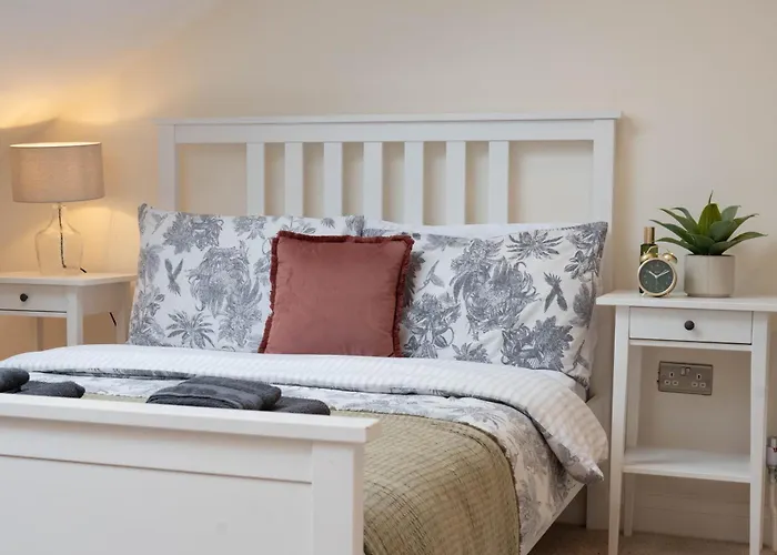 Renovated 3 Bedroom House In Lowton Pennington, Free Parking