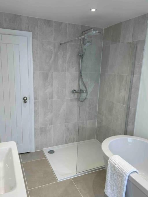 Renovated 3 Bedroom House In Lowton Pennington, Free Parking Leigh (Greater Manchester)