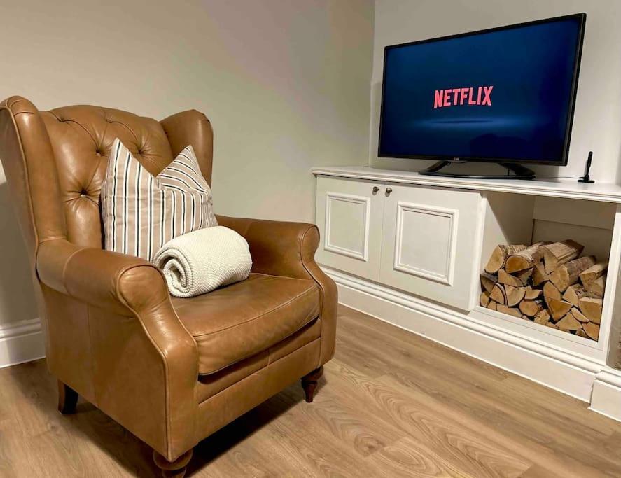 Renovated 3 Bedroom House In Lowton Pennington, Free Parking